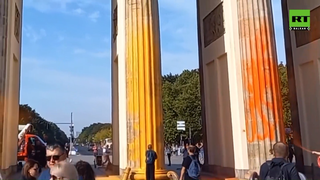Еко активисти попрскали Бранденбуршку капију наранџастом бојом