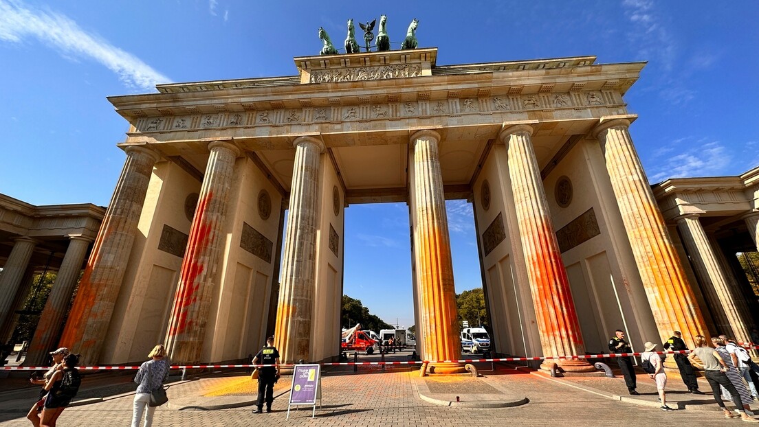 Еко-активисти попрскали Бранденбуршку капију наранџастом бојом (ВИДЕО)