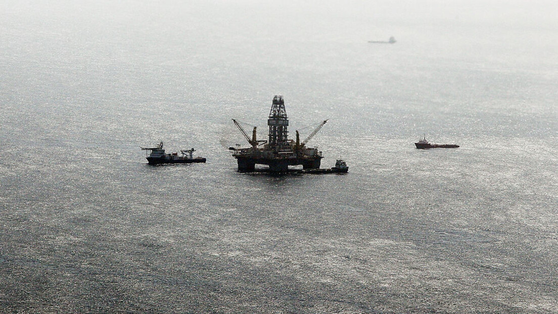 Amerika prepolovila svoje strateške rezerve, a cena nafte opet raste