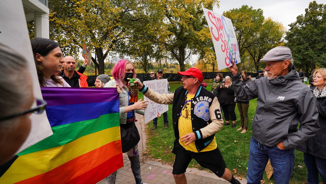 Канада на ногама због ЛГБТ инклузивног образовања: "Један милион маршира за децу"