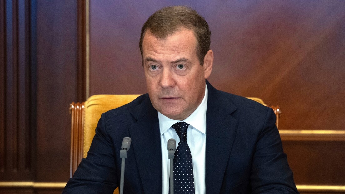 Медведев: Омиљени противници Русије су се посвађали око корице бајатог хлеба