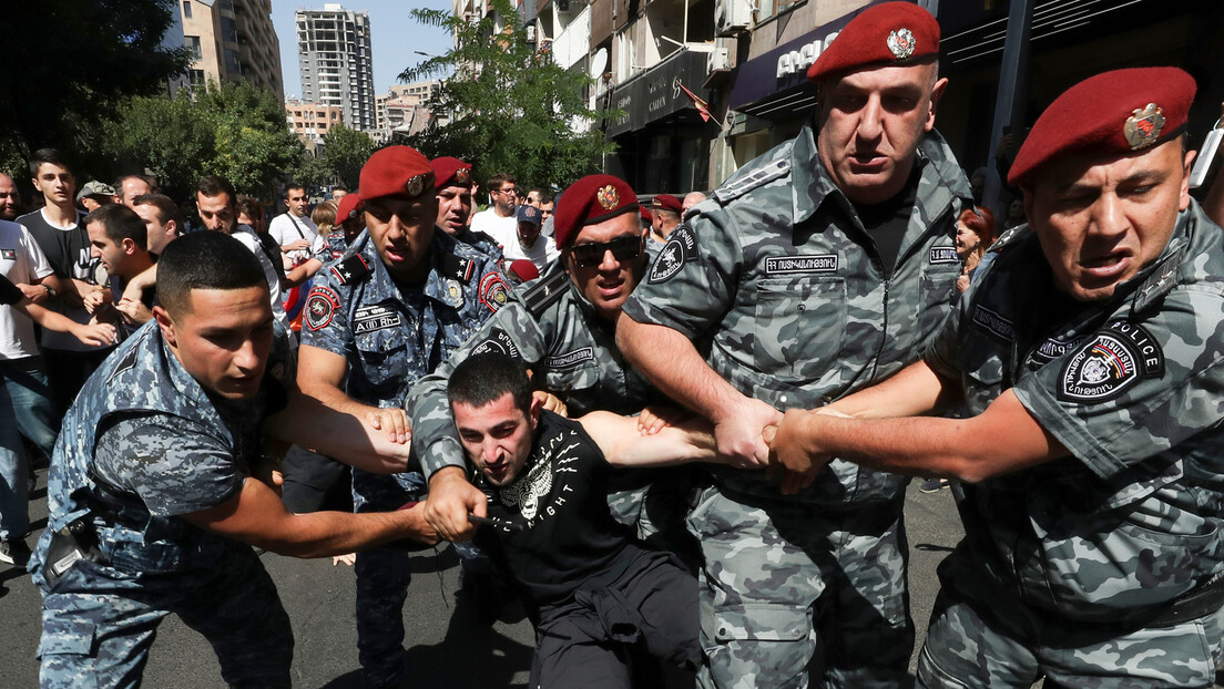 Karabah već napustilo više od 4.850 ljudi; U Jerevanu protesti i hapšenja