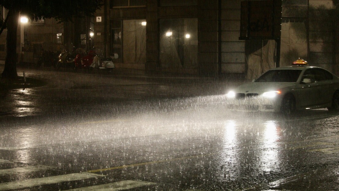 Na Beograd se sručilo kiše kao za mesec dana: Voda ulazila u zgrade, poplavljeni automobili