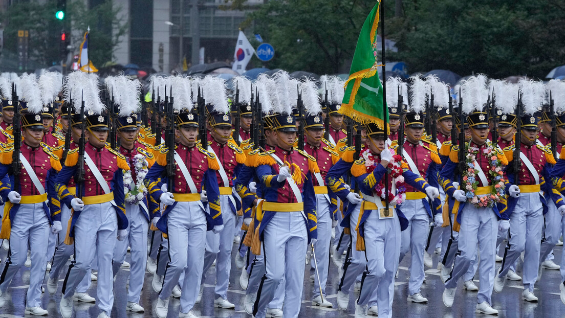 После десет година, Јужна Кореја дан оснивања оружаних снага обележава парадом