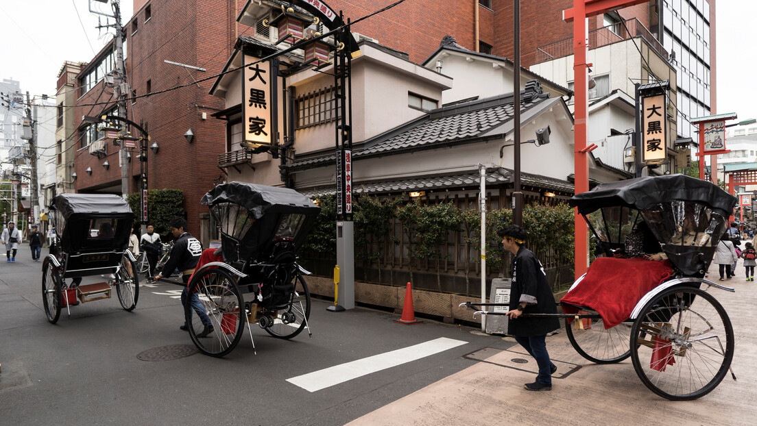 Како су друштвене мреже инспирисале младе девојке да вуку рикше у Токију