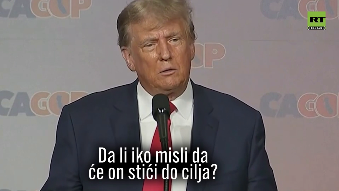 Трамп имитирао изгубљеног Бајдена на сцени: Где сам ја дођавола?