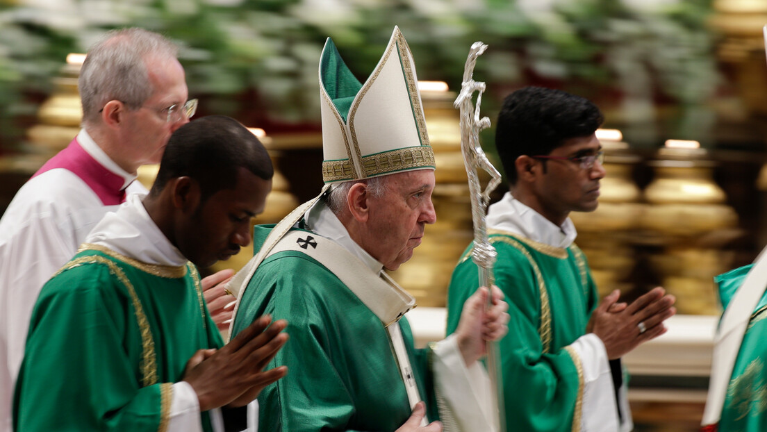 Papa: Katolička crkva bi mogla da blagoslovi istopolne parove