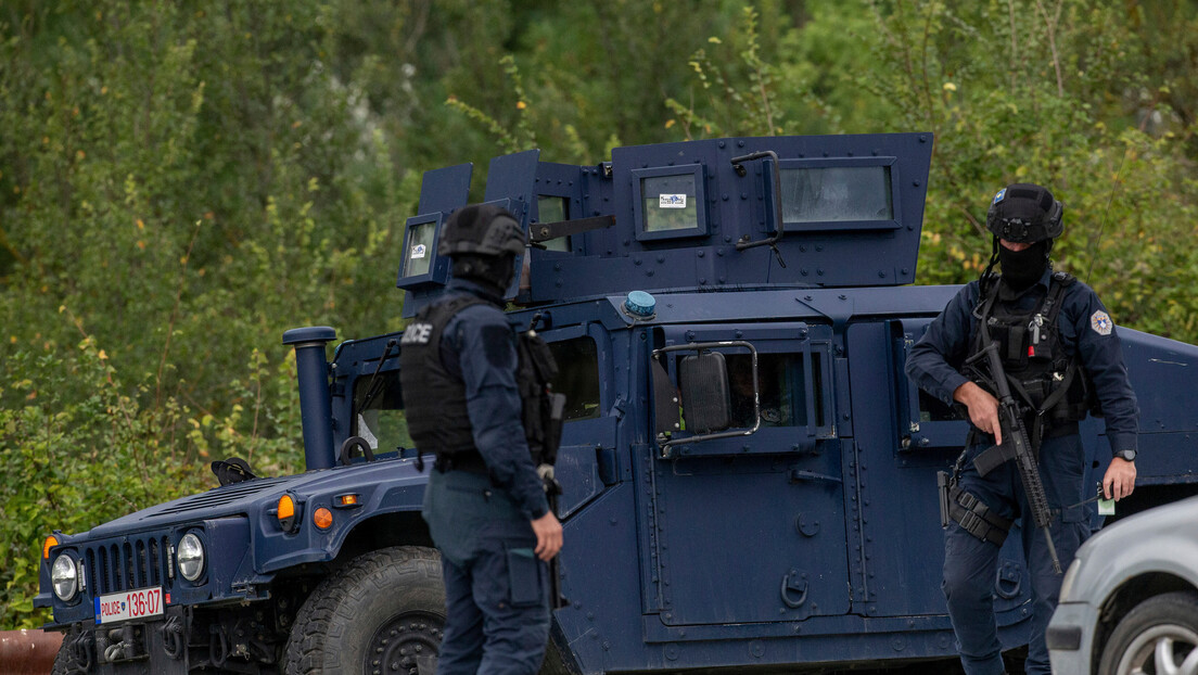 Policija tzv. Kosova pretresala magacin u Leposaviću, zaplenili automobile opštini