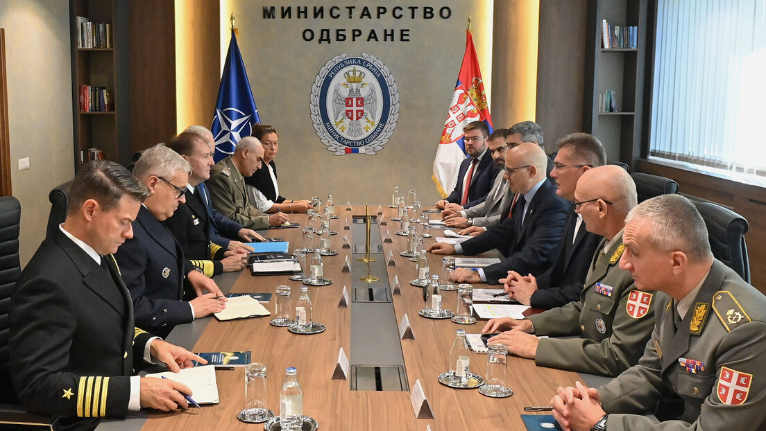 Вучевић с командантом НАТО Манчом: Србија неће угрожавати мир