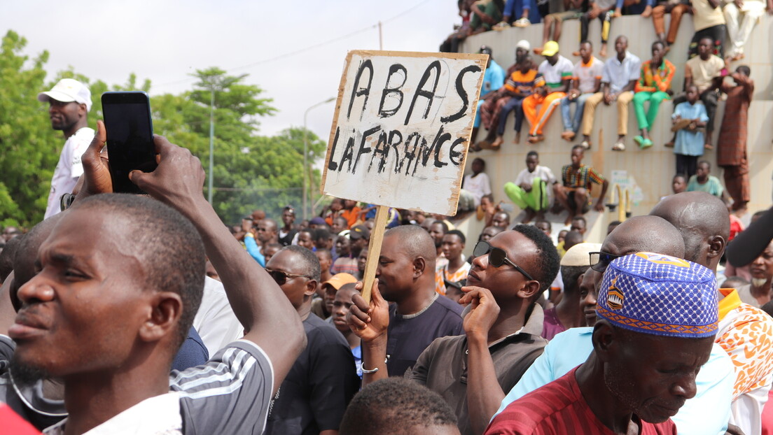 Француска започела повлачење војске из Нигера