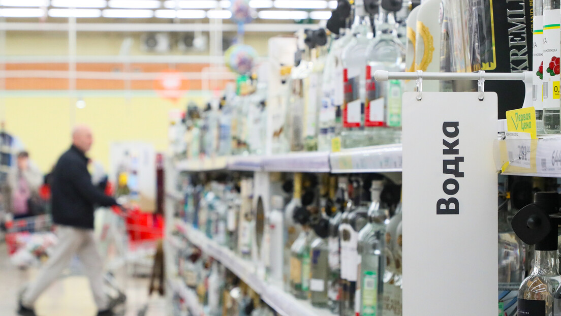 Proizvođači alkohola u Rusiji traže poskupljenje votke: Žale se na akcize i cenu uvoznih čepova