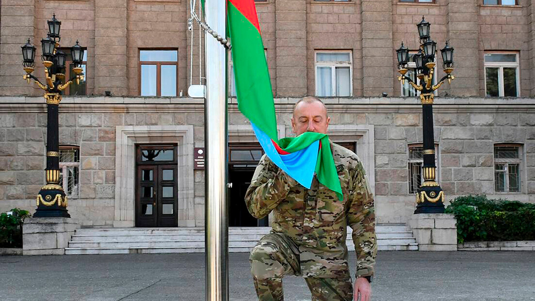 Алијев подигао заставу Азербејџана у Нагорно-Карабаху (ФОТО)
