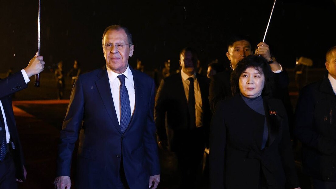 Lavrov u Severnoj Koreji: Svečani doček i po kiši