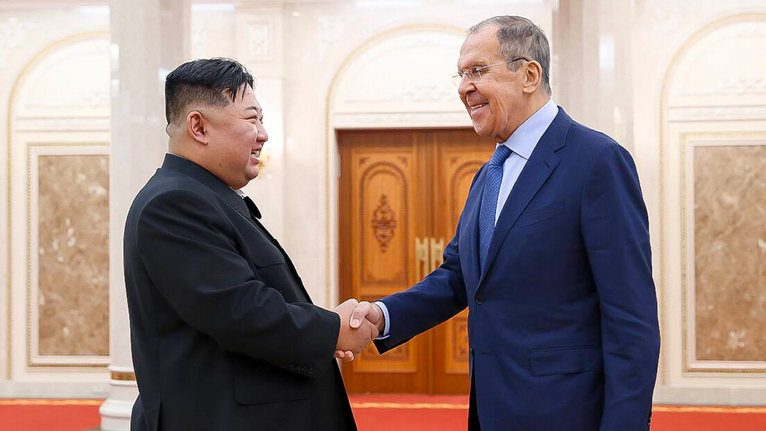 Лавров са Ким Џонг Уном у Северној Кореји (ФОТО)