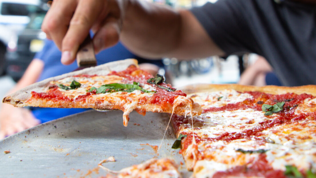 Пица и паеља све скупље: Инфлација можда попушта али не и цена кључног састојка