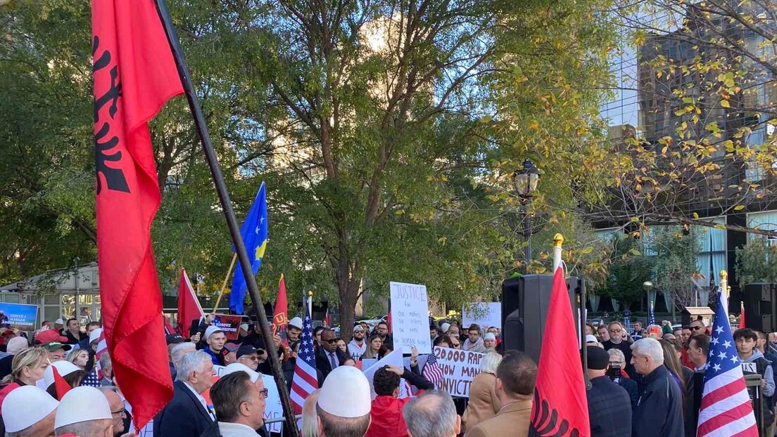 Skandal u Njujorku: Albanci iscepali srpsku zastavu (FOTO/VIDEO)