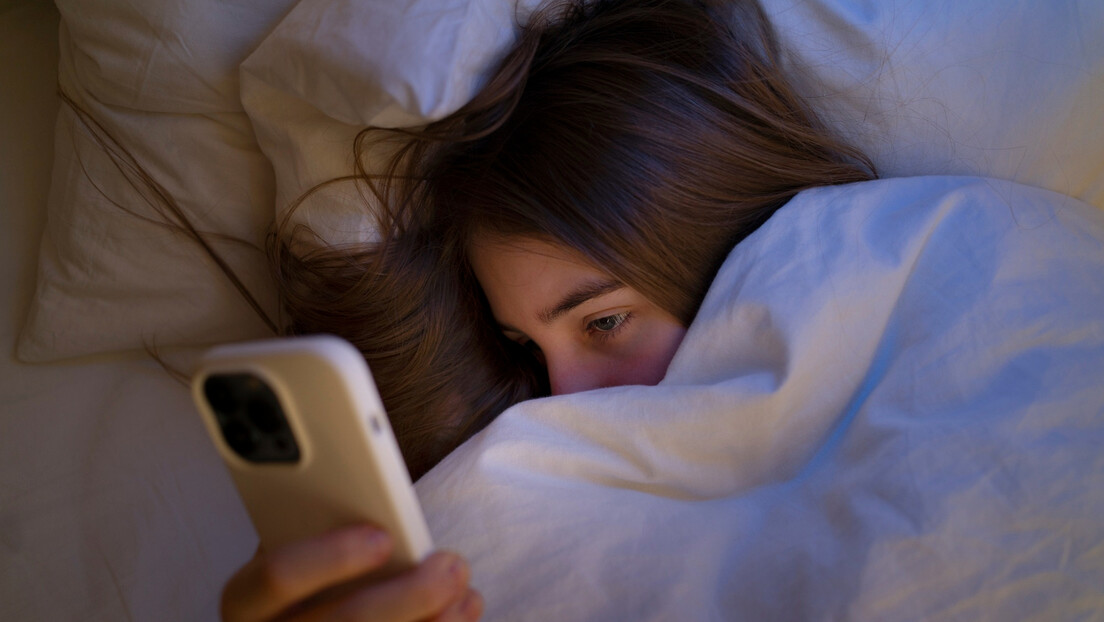 Telefon pred spavanje: Da li je ova navika zaista toliko štetna