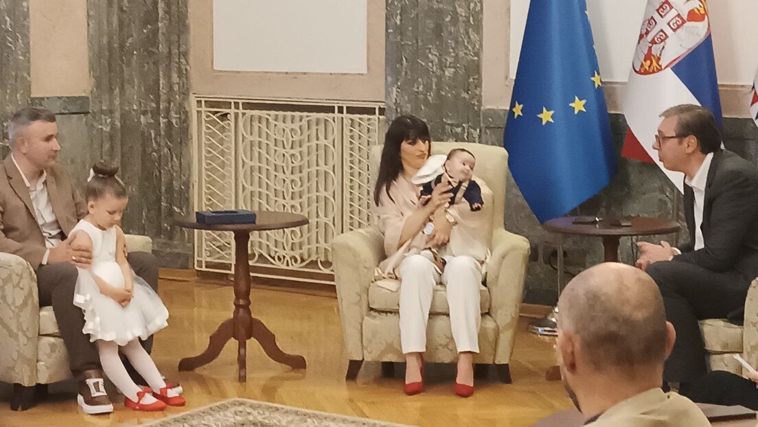 Beba Lazar sa KiM kod kuma Vučića na prijemu: Hiljadito dete rođeno u bolnici u Pasjanu