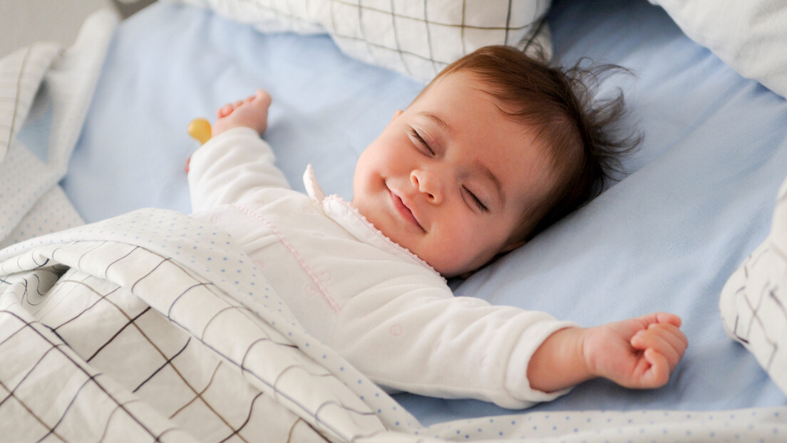 Зашто се бебе смеју у сну