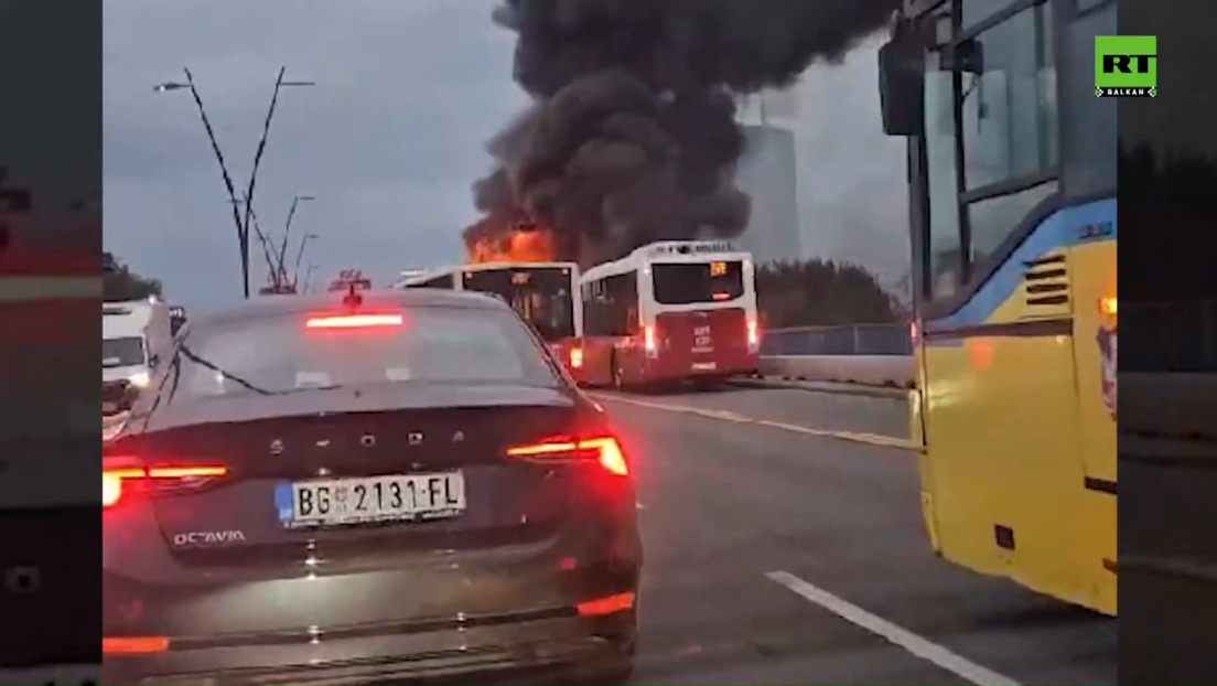 Изгорео аутобус на Бранковом мосту: Ватрогасци га једва угасили, обустављен саобраћај (ВИДЕО)