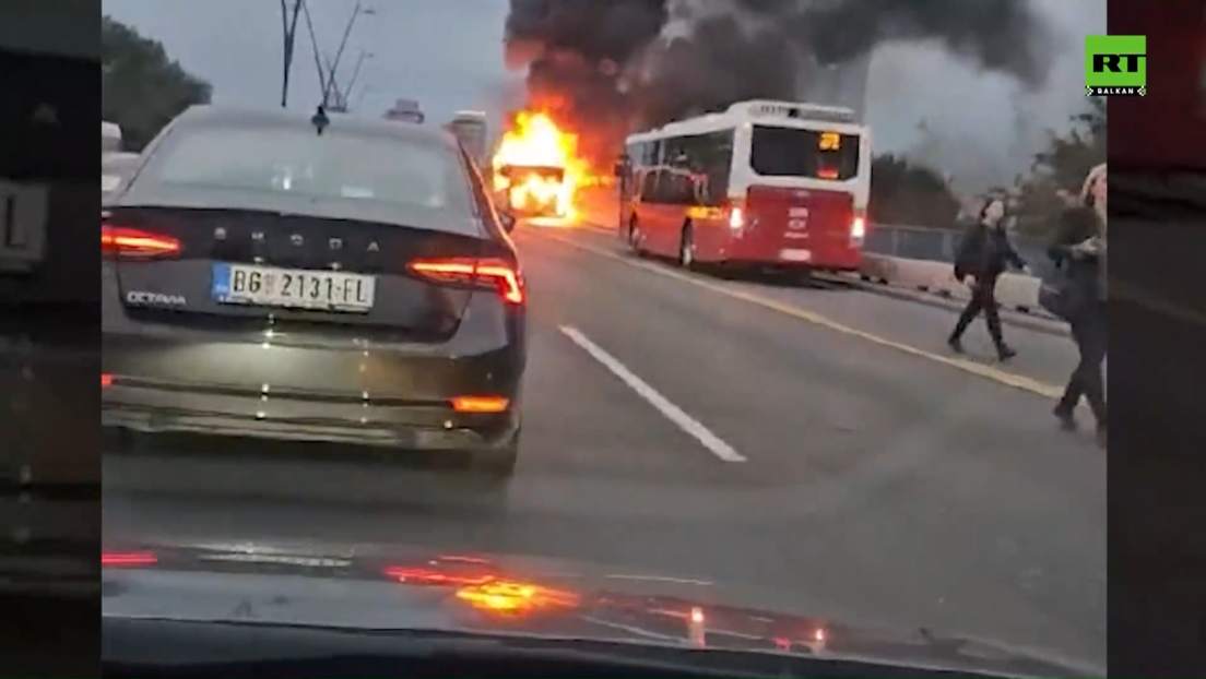 Изгорео аутобус на Бранковом мосту