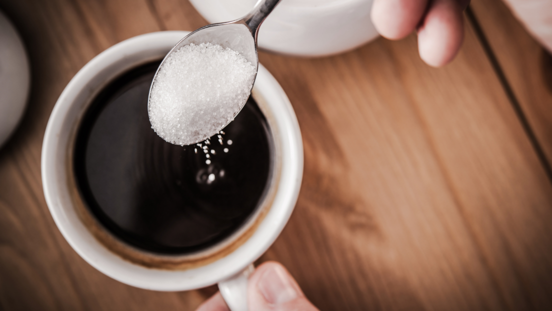 Dodavanjem jedne kašičice šećera u čaj ili kafu nećemo naškoditi zdravlju