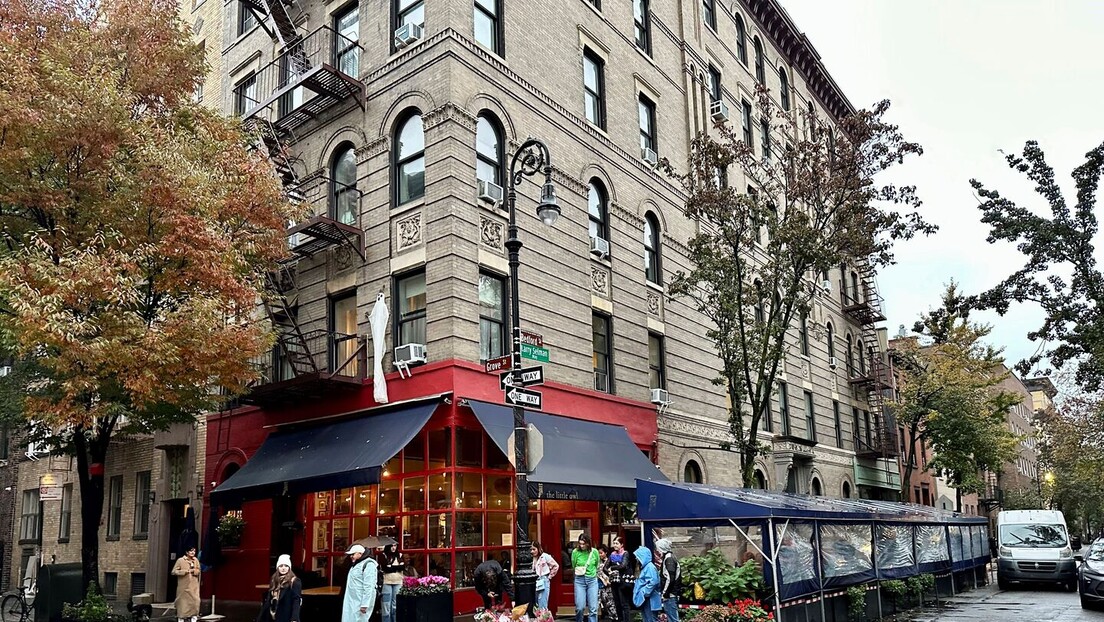 Обожаваоци Метјуа Перија се опрашатају испред зграде и кафића где су снимани "Пријатељи"