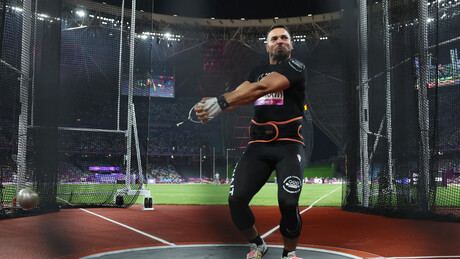 Бизарна сцена на Азијским играма, бацач кладива поломио судији ногу