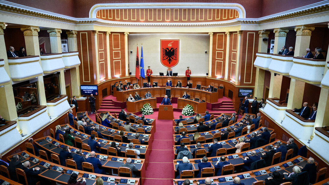 Хаос у албанској скупштини: Опозиција преврнула столице и активирала димну направу