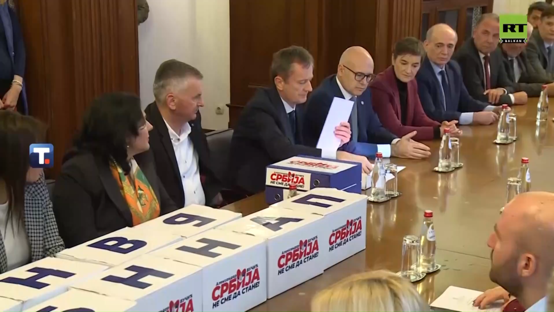 Izbori u Srbiji 2023: SNS prva predala RIK-u izbornu listu