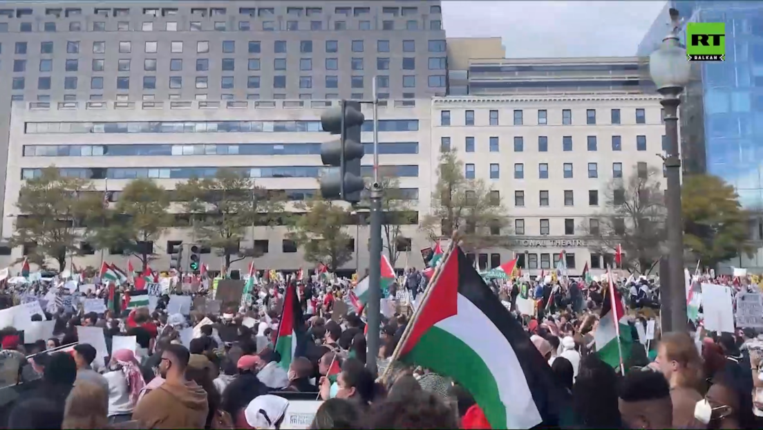 Crvenom bojom na Belu kuću: Demonstracije i u Vašingtonu