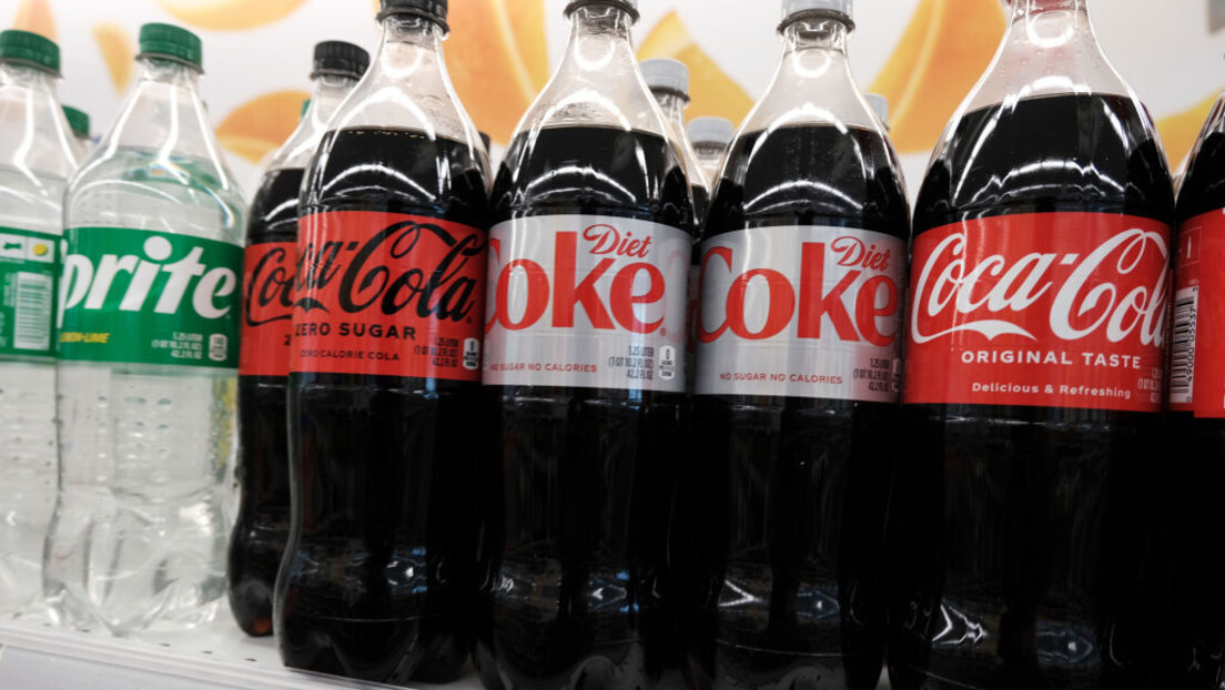 Хрвати се отровали "Кока-колиним" производима: Киселина им спржила једњак