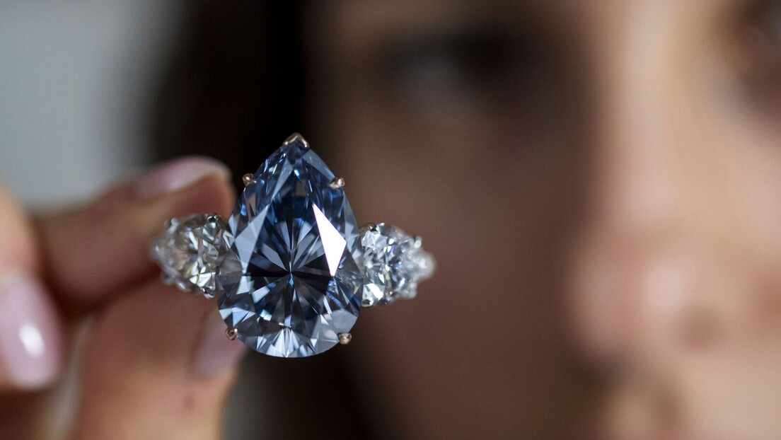 Neverovatan plavi dijamant prodat na aukciji za više od 40 miliona dolara