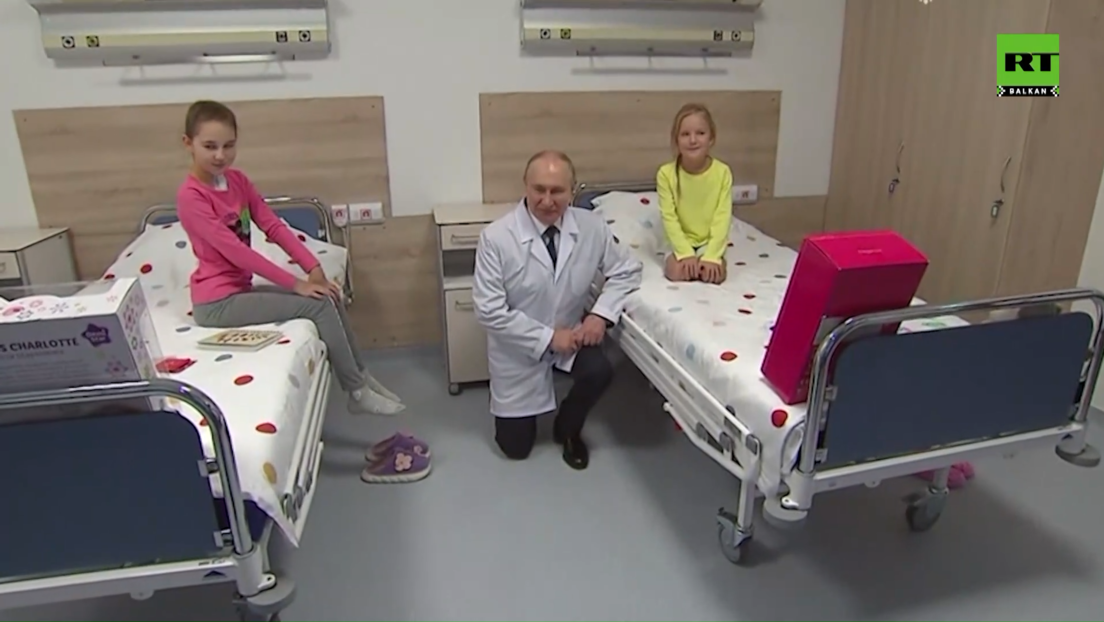 "Чекајте да будем у вашој висини": Путин посетио дечији медицински центар, поклонио им играчке