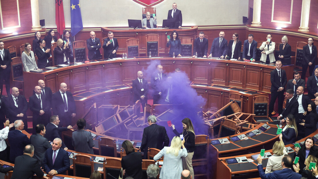 Opšte rasulo u albanskom parlamentu: Poslanici u dimu raspravljaju o zakonima (VIDEO)