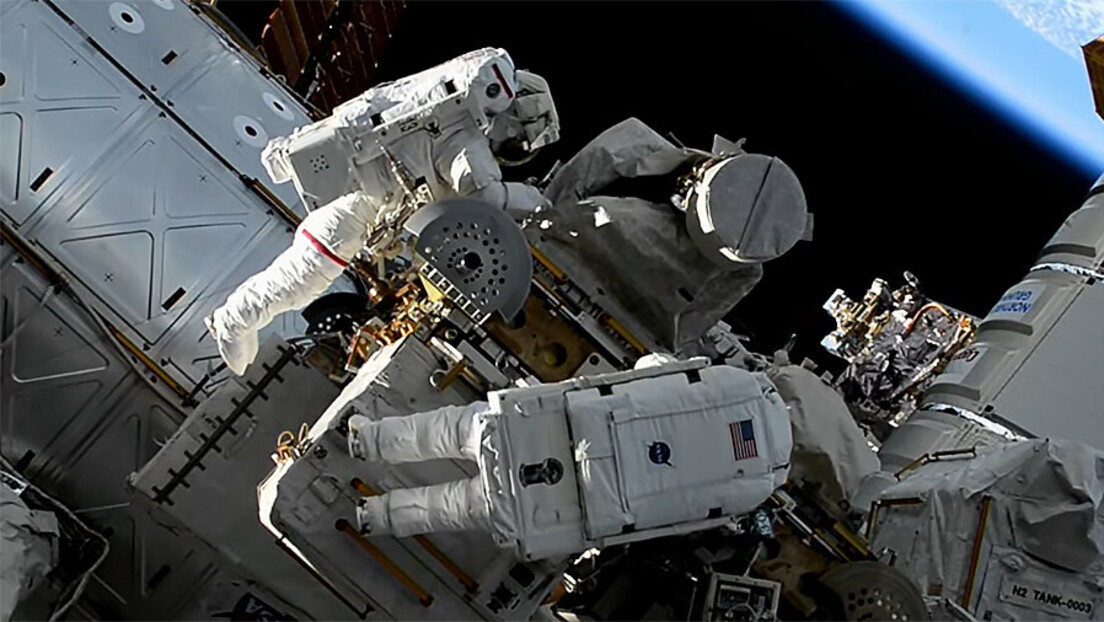 У свемиру изгубљена торба са алатом астронаута, може се видети двогледом