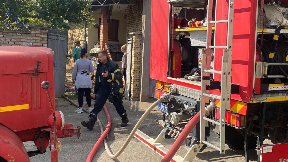 Пожар у школи на Карабурми: Пламен захватио други спрат, ватрогасци на терену