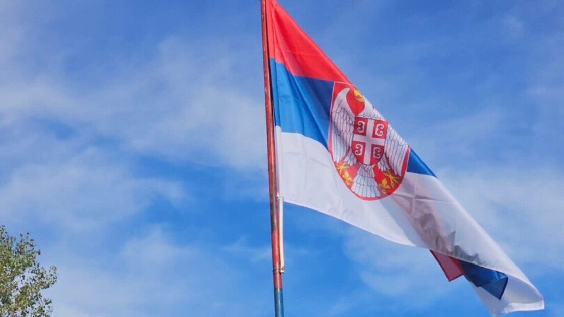 Vraćena srpska zastava na spomenik kod Orahovca