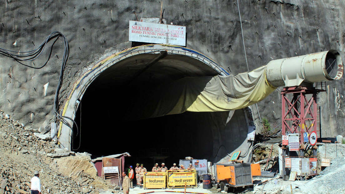 Четрдесет радника заробљено у срушеном тунелу у Индији: Разговарају путем цеви (ФОТО, ВИДЕО)
