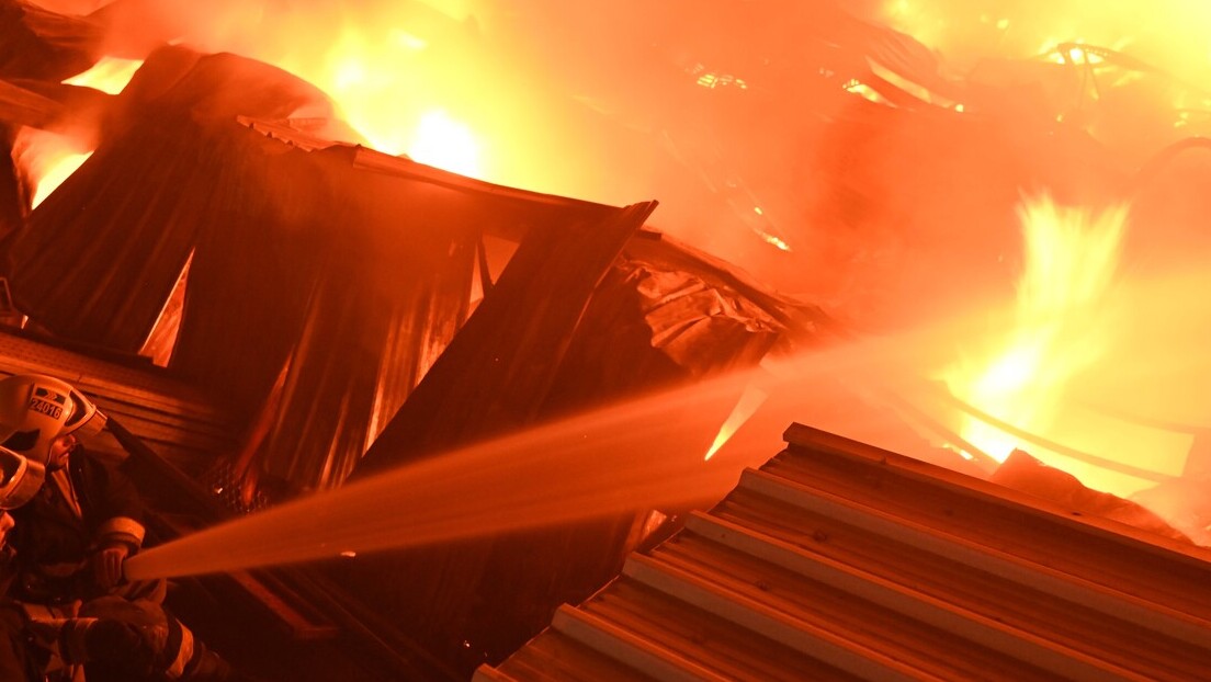 Пожар у фабрици код Тетова: Гори 100 тона хемикалија, грађанима забрањено да излазе из кућа (ВИДЕО)