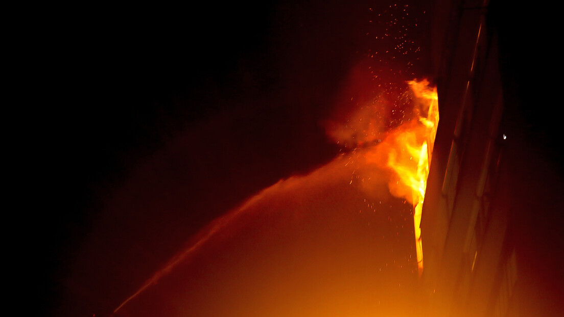 Велики пожар у Сурчину: Двадесет ватрогасаца гасило ватру, има повређених