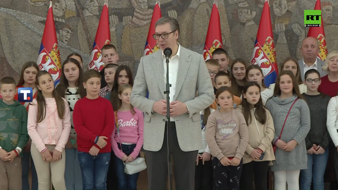 Vučić sa decom sa KiM: Hvala vam što volite svoju zemlju i što ćete znanjem doprineti napretku