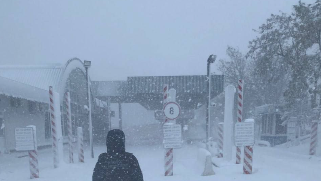 Снег и јак ветар створили проблеме у Молдавији и Румунији: Путеви затворени, 69 насеља без струје