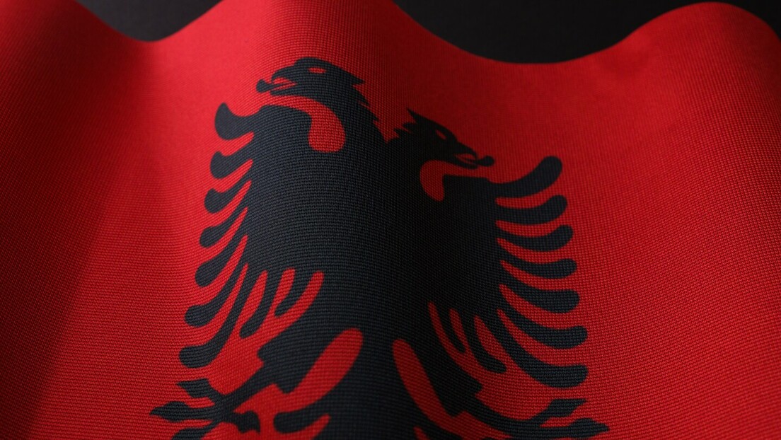 Албанске заставе у Прешеву и Бујановцу: Шта каже закон, а шта Албанци?