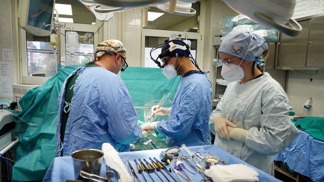 Први пут у Србији пацијенту уграђена два вештачка срца
