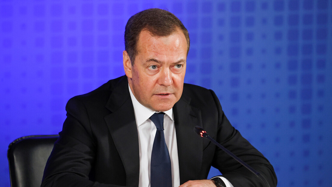 Медведев: "Украјина" неће имати "председника", нити ће такав "председник" имати "Украјину