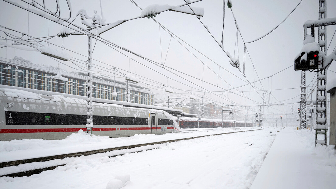 Снег оковао Европу: Саобраћај у колапсу, отказано на стотине летова