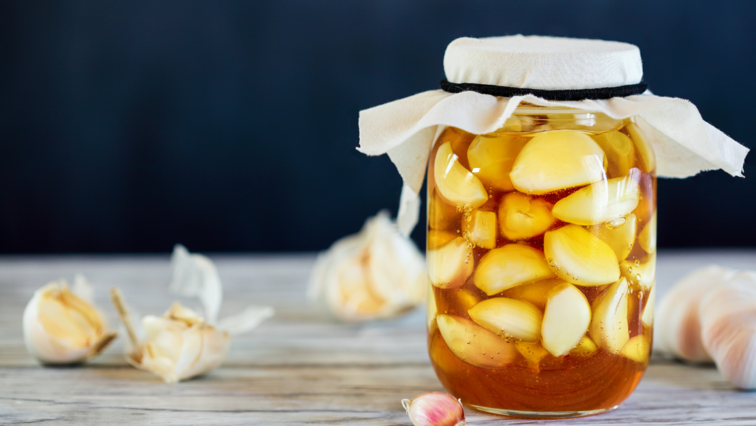 Народни рецепт против прехладе "запалио" ТикТок: У бели лук и мед се куну корисници широм света