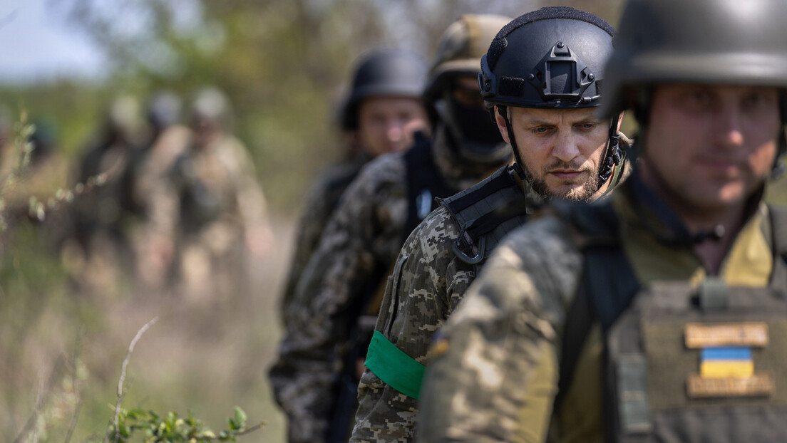 Украјински артиљерци ликвидирали сопствене војнике: Покушали да се предају Русима