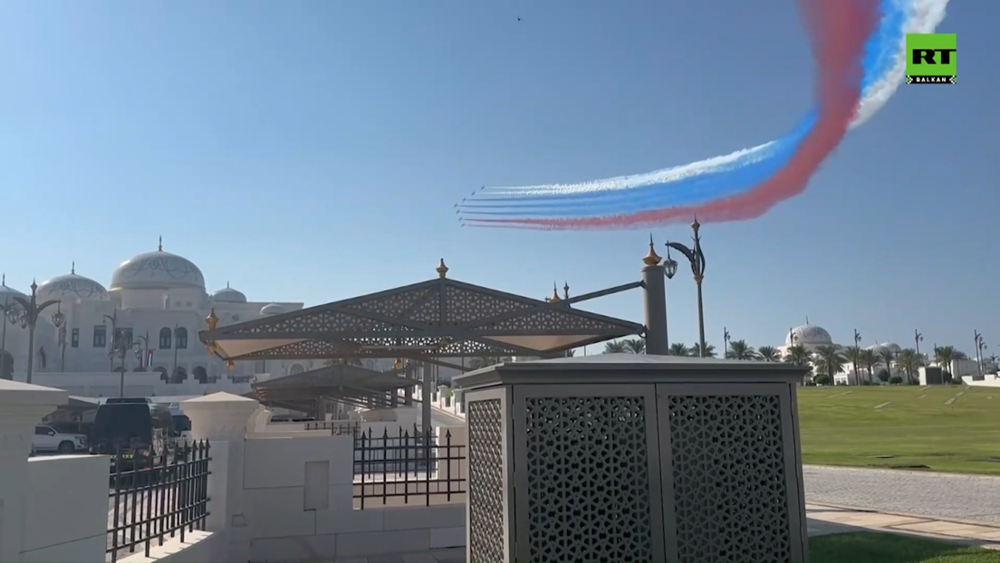 Небо над Абу Дабијем обојено у боје руске заставе